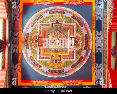 Kalachakra, ruota del mandala del tempo, simbolo spirituale e rituale del buddismo - un colorato soffitto dipinto in Zumrang gompa - tempio buddista, Sikkim, i Foto Stock