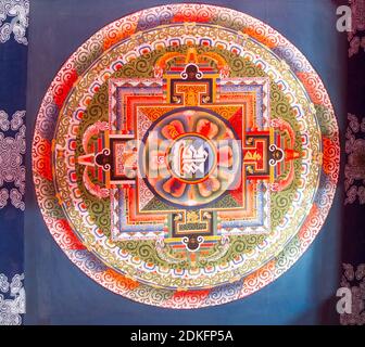 Kalachakra, ruota del mandala del tempo, simbolo spirituale e rituale del buddismo - un colorato soffitto dipinto in Zumrang gompa - tempio buddista, Sikkim, i Foto Stock