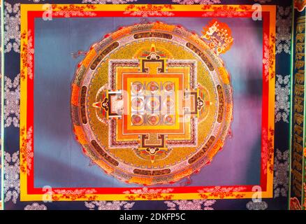 Kalachakra, ruota del mandala del tempo, simbolo spirituale e rituale del buddismo - un colorato soffitto dipinto in Zumrang gompa - tempio buddista, Sikkim, i Foto Stock