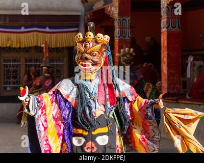 Monaco non identificato in maschera esegue un religioso mascherato e in costume Danza misteriosa del Buddismo tibetano durante il Cham Dance Festival In Lamayuru monast Foto Stock
