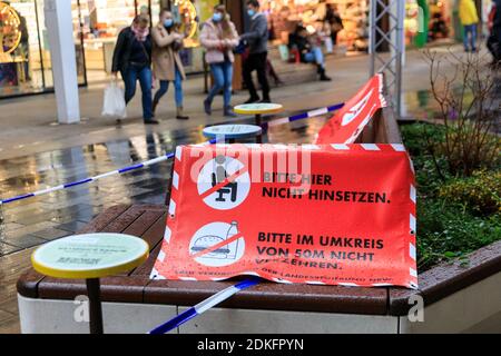 Centro commerciale Ruhrpark, Bochum, Germania, 15 dicembre 2020. I cartelli e le aree con nastro adesivo ricordano agli acquirenti che cibo e bevande non possono essere consumati accanto ai locali da togliere per limitare la diffusione della covid 19. Oggi è stato l'ultimo giorno in cui i rivenditori e i servizi, oltre al cibo e alle forniture essenziali, sono stati autorizzati ad essere aperti prima che la chiusura inizi domani. Comprende anche la chiusura della maggior parte delle scuole secondarie, dei parrucchieri e dei servizi correlati. Ulteriori misure sono adottate su base statale. Credit: Imageplotter/Alamy Live News Foto Stock