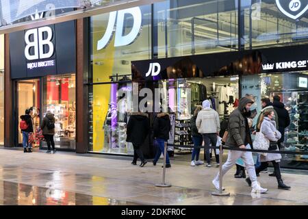 Centro commerciale Ruhrpark, Bochum, Germania, 15 dicembre 2020. Il centro commerciale, normalmente animato, appare molto più tranquillo l'ultimo giorno prima del cosiddetto "duro blocco" in Germania. Oggi è stato l'ultimo giorno in cui i rivenditori e i servizi, oltre al cibo e alle forniture essenziali, sono stati autorizzati ad essere aperti prima che la chiusura inizi domani. Comprende anche la chiusura della maggior parte delle scuole secondarie, dei parrucchieri e dei servizi correlati. Ulteriori misure sono prese su uno stato per stato basis.Credit: Imageplotter/Alamy Live News Foto Stock