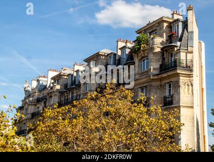 L'architettura di Parigi, in Francia, è unica, come questo edificio di appartamenti. Foto Stock