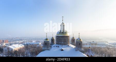 Panorama invernale della città di Penza con la cattedrale ortodossa in primo piano e zone residenziali, fiume e autostrada in giornata di sole, una vista dall'alto, la Russia Foto Stock