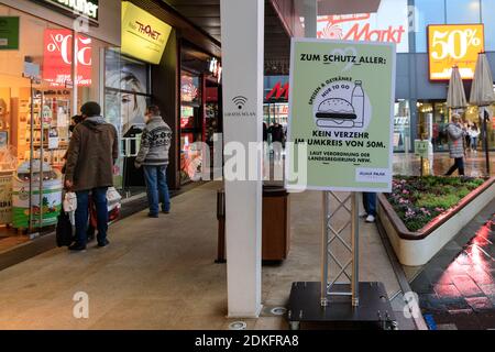 Centro commerciale Ruhrpark, Bochum, Germania, 15 dicembre 2020. Il centro commerciale, normalmente animato, appare molto più tranquillo l'ultimo giorno prima del cosiddetto "duro blocco" in Germania. Oggi è stato l'ultimo giorno in cui i rivenditori e i servizi, oltre al cibo e alle forniture essenziali, sono stati autorizzati ad essere aperti prima che la chiusura inizi domani. Comprende anche la chiusura della maggior parte delle scuole secondarie, dei parrucchieri e dei servizi correlati. Ulteriori misure sono adottate su base statale. Credit: Imageplotter/Alamy Live News Foto Stock