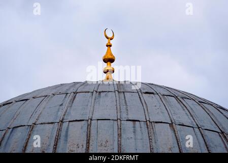 Antica cupola rustica di una vecchia moschea con una luna a mezzaluna d'oro, architettura islamica Foto Stock