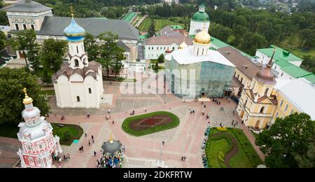 La piazza centrale della Santissima Trinità San Sergio Lavra. Vista dall'alto dal campanile (Sergiev Posad, Russia) Foto Stock