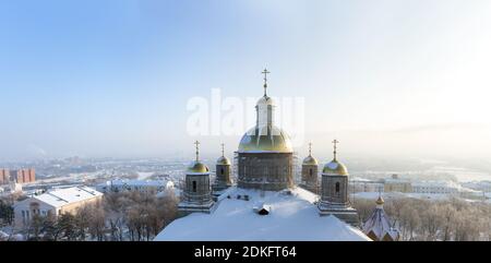 Panorama invernale della città di Penza con la cattedrale ortodossa in primo piano e zone residenziali, fiume e autostrada in giornata di sole, una vista dall'alto, la Russia Foto Stock