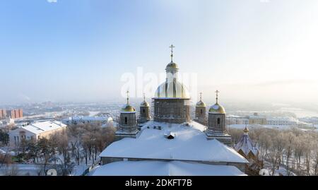 Panorama invernale della città di Penza con la cattedrale ortodossa in primo piano e zone residenziali, fiume e autostrada in giornata di sole, una vista dall'alto, la Russia Foto Stock