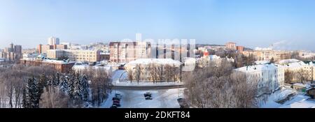 Panorama invernale della città di Penza con zone residenziali e autostrada in una tranquilla e fredda giornata di sole, una vista dall'alto, la Russia Foto Stock