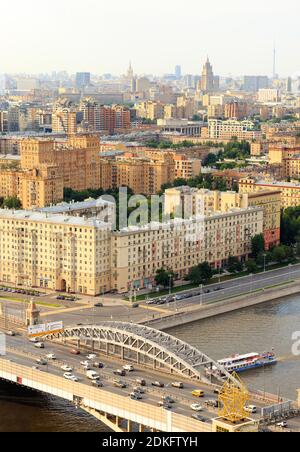 Terzo anello di trasporto di Mosca, quartiere Khamovniki, cavalcavia Luzhnetskaya, ponte sul fiume Mosca, barche da diporto. Vista dall'alto. Foto Stock