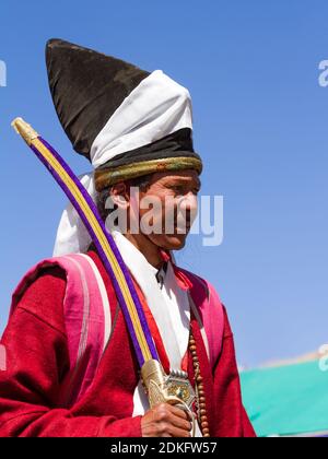 Leh, Jammu e Kashmir, India - 01 settembre 2012: L'uomo Ladakhi in abiti tradizionali con il cappello familiare e la spada rituale sul tradizionale Ladakh Foto Stock