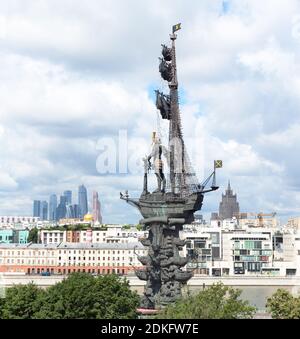Panorama del Centro Affari Internazionale di Mosca, la Statua di Pietro il Grande sul fiume Mosca (l'ottava statua più alta del mondo) e il Ministero Foto Stock