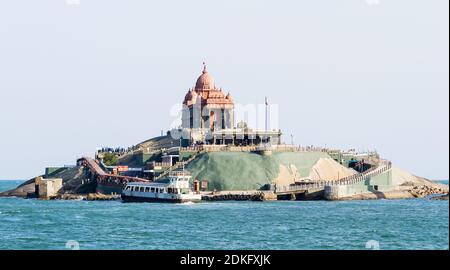 Vavathurai, Kanyakumari, India - 20 gennaio 2012: Memoriale della roccia di Swami Vivekananda sulla piccola isola nel mare di Laccadive - un monumento turistico famoso a. Foto Stock