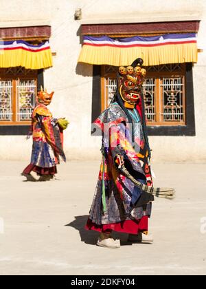 I monaci non identificati in maschere eseguono un religioso mascherato e in costume Danza misteriosa del Buddismo tibetano durante il Cham Dance Festival A Lamayuru monas Foto Stock