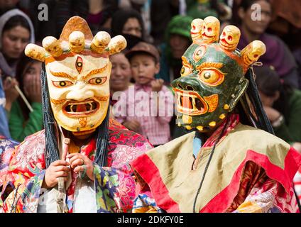 Lamayuru, India - 17 giugno 2012: I monaci non identificati eseguono una danza religiosa mascherata e in costume del Buddhismo tibetano durante il Cham Dance Fe Foto Stock