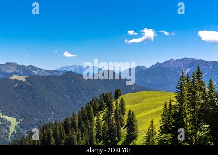 Vista da Wallberg alle Alpi, dietro Wilder Kaiser, 2344 m, sulla destra Hinteres Sonnwendjoch, 1986 m, Rottach-Egern, Tegernsee, Alpi Bavaresi, Baviera, Germania, Europa Foto Stock