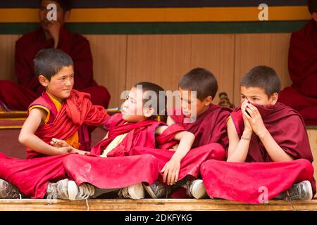 Lamayuru, India - 17 giugno 2012: Monaci ragazzi inquieti come spettatori al Cham Dance Festival del Buddismo Tibetano nel monastero di Lamayuru, Ladakh, Indi Foto Stock