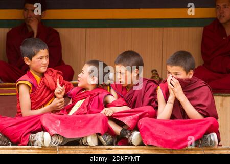 Lamayuru, India - 17 giugno 2012: Monaci ragazzi inquieti come spettatori al Cham Dance Festival del Buddismo Tibetano nel monastero di Lamayuru, Ladakh, Indi Foto Stock