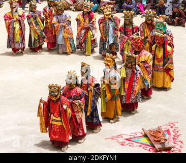 Lamayuru, India - 17 giugno 2012: I lama e i monaci non identificati nelle maschere della divinità stregate eseguono una danza religiosa mascherata e in costume del mistero di Tantri Foto Stock