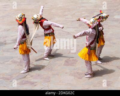 Monaci non identificati a Citipati (divinità protettrice) le maschere eseguono una danza religiosa mascherata e in costume di mistero Buddismo tibetano tantrico durante il CH Foto Stock