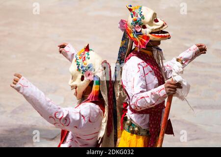 Monaci non identificati a Citipati (divinità protettrice) le maschere eseguono una danza religiosa mascherata e in costume di mistero Buddismo tibetano tantrico durante il CH Foto Stock