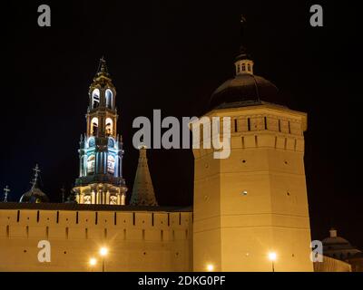 Panorama del campanile, la torre della cipolla e le mura del monastero della Santa Trinità-San Sergius Lavra di notte (Sergiyev Posad, Russia) Foto Stock