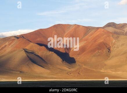 Panorama dell'Himalaya nelle vicinanze del lago salato di montagna Tso Kar nella luce soffusa del sole che tramonta (Ladakh, India settentrionale) Foto Stock