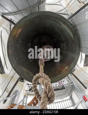 Storico gigante campana la 'swan' sul campanile della Trinità Lavra di San Sergio in Sergiev Posad. Prospettiva vista dal basso (anello d'oro della Russia) Foto Stock