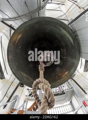 Storico gigante campana la 'swan' sul campanile della Trinità Lavra di San Sergio in Sergiev Posad. Prospettiva vista dal basso (anello d'oro della Russia) Foto Stock