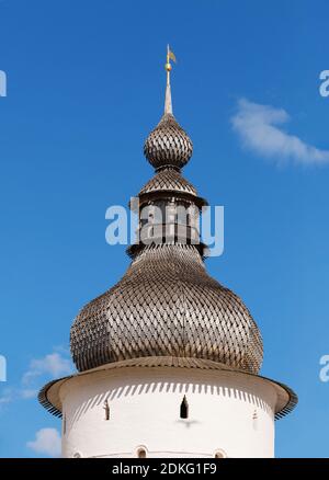 Coperto di lastre di legno cupola della porta Santa nel Cremlino del Rostov Veliky (Rostov il Grande) in una giornata di sole. Anello d'oro della Russia Foto Stock