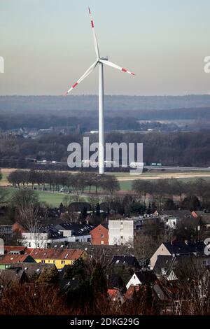 Moers, zona Ruhr, Nord Reno-Westfalia, Germania - una turbina eolica in una zona residenziale sull'autostrada A42, ENNI Energie & Umwelt Niederrhein parco eolico. Foto Stock