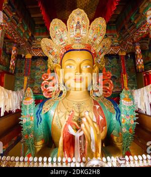 Parte superiore della statua gigante del Buddha di Maitreya (la più grande statua di questo tipo in Ladakh, che copre due piani dell'edificio) nel Monastero di Thikse ne Foto Stock