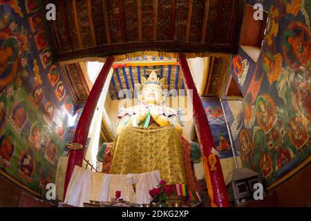 Statua gigante del Buddha di Maitreya a Namgyal Tsemo Gompa con pareti riccamente decorate con pitture murali a Leh (Ladakh, Jammu e Kashmir, India settentrionale) Foto Stock