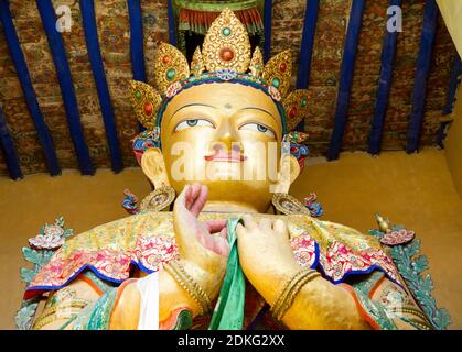 Statua gigante del Buddha di Maitreya a Namgyal Tsemo Gompa a Leh (Ladakh, Jammu e Kashmir, India del nord) Foto Stock