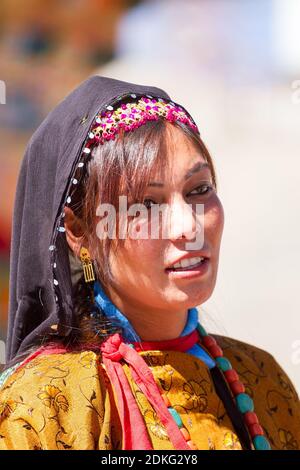 Leh, Jammu e Kashmir, India - 01 settembre 2012: La donna Ladakhi in abbigliamento nazionale sul tradizionale festival Ladakh il giorno di sole il 01 settembre, Leh, J. Foto Stock