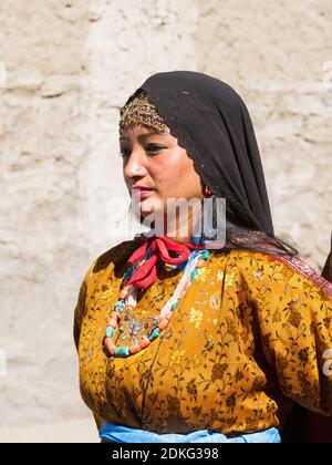 Leh, Jammu e Kashmir, India - 01 settembre 2012: La donna Ladakhi in abbigliamento nazionale sul tradizionale festival Ladakh il giorno di sole il 01 settembre, Leh, J. Foto Stock