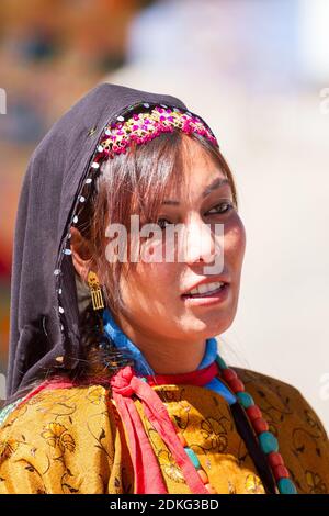 Leh, Jammu e Kashmir, India - 01 settembre 2012: La donna Ladakhi in abbigliamento nazionale sul tradizionale festival Ladakh il giorno di sole il 01 settembre, Leh, J. Foto Stock