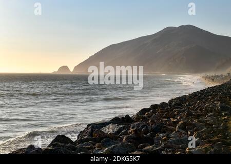 Pacific Coast Highway e la spiaggia di Sycamore Cove a nord di Malibu e Los Angeles nella California meridionale. Foto Stock