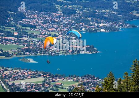 Piloti di parapendio su Rottach-Egern e Tegernsee, Alpi Bavaresi, Baviera, Germania, Europa Foto Stock