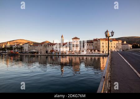 Il centro storico di Trogir visto dal porto alla luce del sole del mattino. È possibile vedere il campanile della Cattedrale di San Lorenzo. Foto Stock