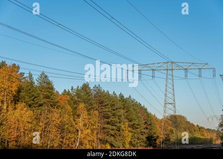 Linee elettriche, tralicci elettrici, Angern, Sassonia-Anhalt, Germania Foto Stock