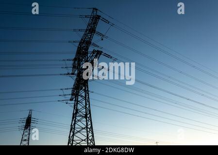 Linee elettriche, piloni di corrente pesante, Wolmirstedt, Sassonia-Anhalt, Germania Foto Stock