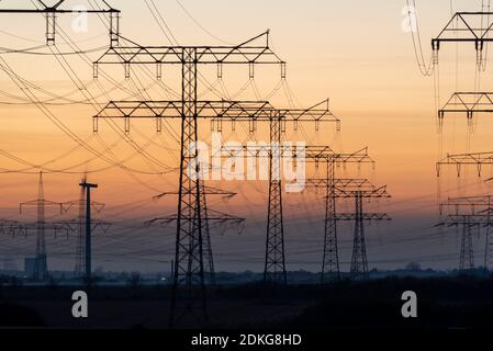 Linee elettriche, piloni di corrente pesante, Wolmirstedt, Sassonia-Anhalt, Germania Foto Stock