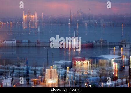 Sfondo futuristico paesaggio urbano notturno, sfondo urbano della vita cittadina ad Harem, Istanbul-Turchia Foto Stock