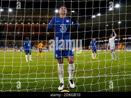 Thiago Silva di Chelsea (al centro) reagisce dopo che Pedro Neto di Wolverhampton Wanderers (non illustrato) segna il secondo gol del suo fianco durante la partita della Premier League a Molineux, Wolverhampton. Foto Stock