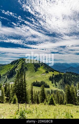 Sezberg, (1706 m), cielo blu con nuvole, nuvole di pecora (Cirrocumulus), Wallberg, Rottach-Egern, Tegernsee, Alpi Bavaresi, Baviera, Germania, Europa Foto Stock