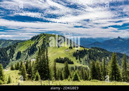 Sezberg, (1706 m), cielo blu con nuvole, nuvole di pecora (Cirrocumulus), Wallberg, Rottach-Egern, Tegernsee, Alpi Bavaresi, Baviera, Germania, Europa Foto Stock