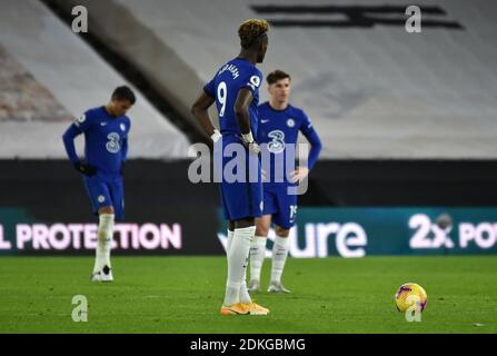 Il Tammy Abraham di Chelsea (al centro) appare deposto dopo che Pedro Neto di Wolverhampton Wanderers (non raffigurato) segna il secondo obiettivo del suo fianco durante la partita della Premier League a Molineux, Wolverhampton. Foto Stock