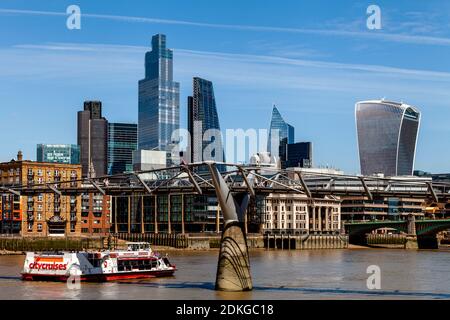 Il Millennium Bridge e la City of London Skyline, Londra, Regno Unito. Foto Stock